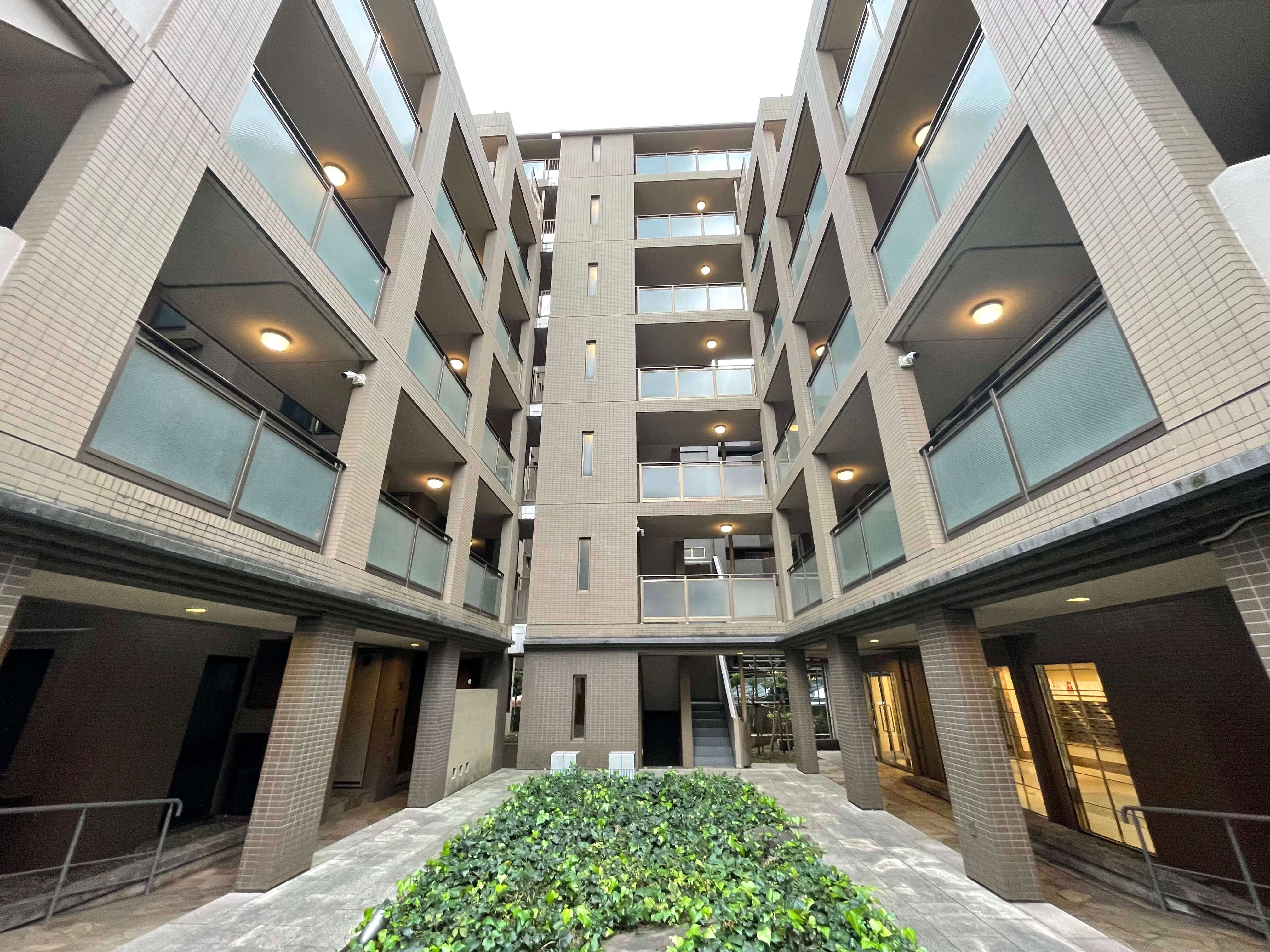 新宿7丁目ハイライズ中庭の外観写真